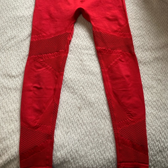 Fabletics 3-Piece Set - Picture 3 of 6